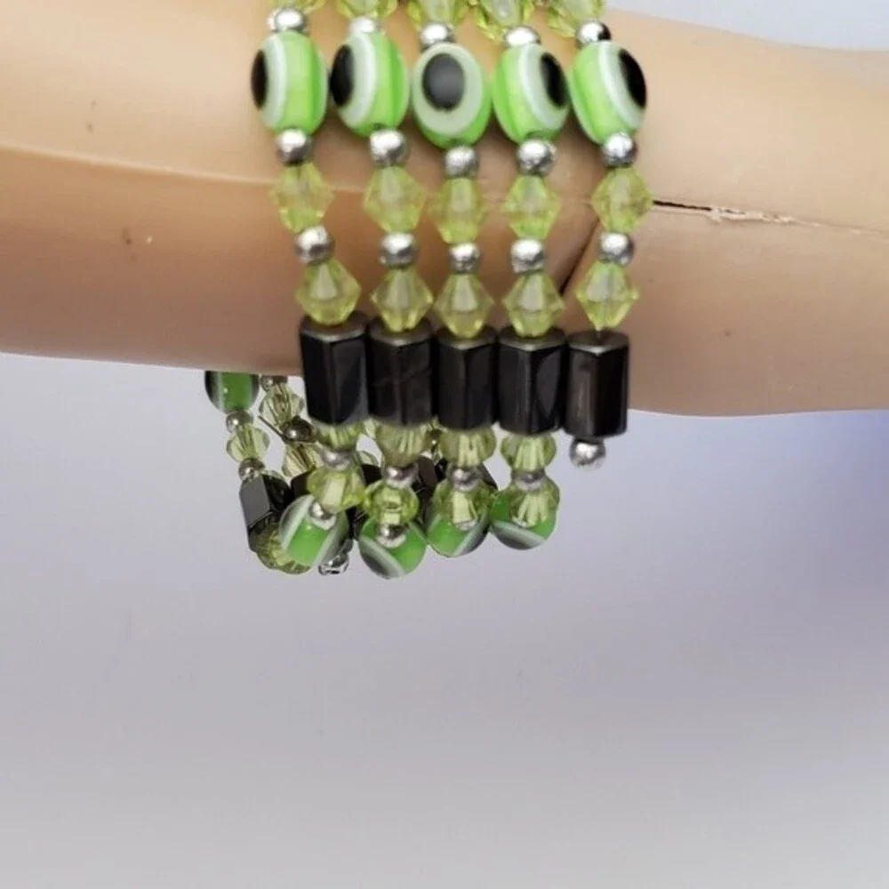 Magnetic Wrap around Green eye bracelet one size *